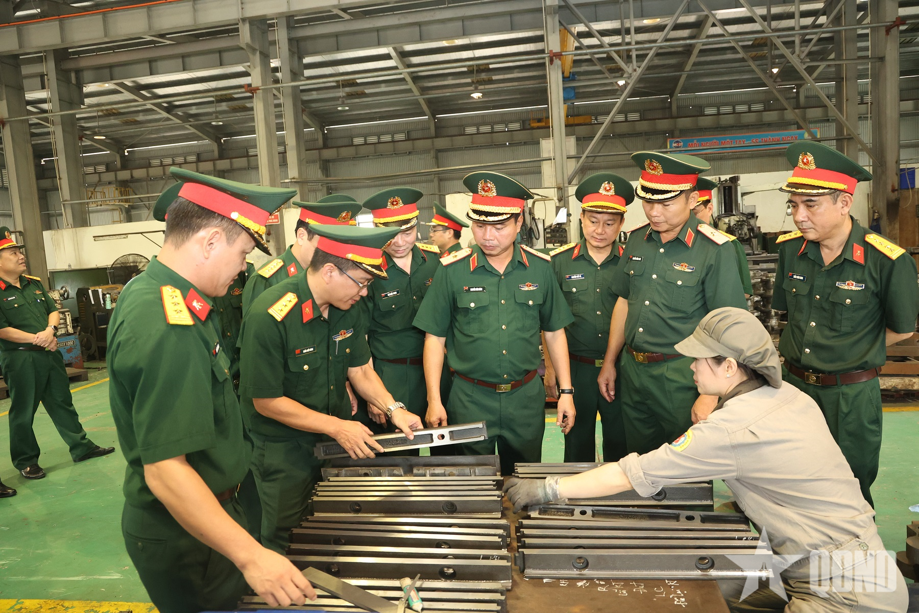 Chuẩn đô đốc Nguyễn Văn Bách thăm và làm việc với các đơn vị trên địa bàn Thái Nguyên